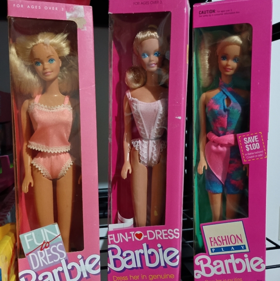 Fun to Dress & Fashion Play 3 Barbie Bundle - Picture 4 of 11